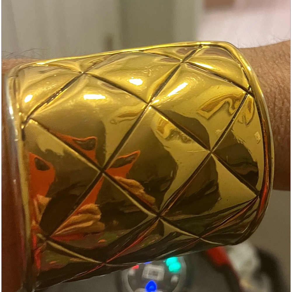 AUTHENTIC CLASSIC CHANEL MATELASSE CUFF- 24kt GOLD PLATED - Picture 9 of 10